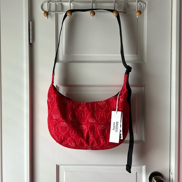 BAGGU Handbags - NWT BAGGU Medium Crescent Miffy Bag
